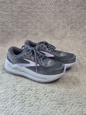 Brooks Women’s Ghost Max 2 Gray and Lavender Size 7.5B